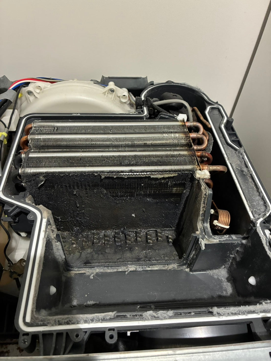 乾燥機能の心臓部分ヒートポンプ